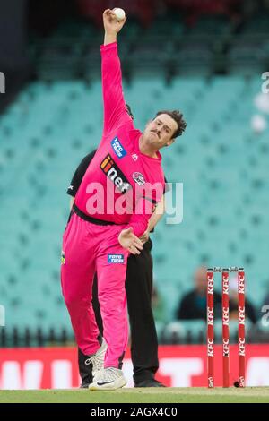 Sydney, Australien. 22 Dez, 2019. Sydney Sixers-Spieler Ben Dwarshuis Schüsseln während der Großen Bash Cricket Match zwischen Sydney und Brisbane Sixers Hitze an der Sydney Cricket Ground, Sydney, Australien, am 22. Dezember 2019. Foto von Peter Dovgan. Credit: UK Sport Pics Ltd/Alamy leben Nachrichten Stockfoto