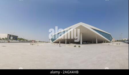 Eine der ersten öffentlichen Bibliotheken in der Golfregion, der Qatar National Library ist eine der wichtigsten Sehenswürdigkeiten in Doha. Hier seine moderne Form Stockfoto