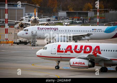 DŸsseldorf International Airport, DUS, Eurowings Airbus A 320-216 und Laudamotion, Airbus A 320-233 Stockfoto