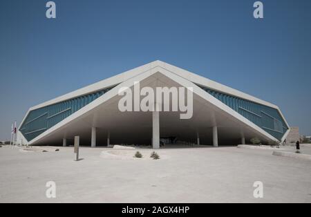 Eine der ersten öffentlichen Bibliotheken in der Golfregion, der Qatar National Library ist eine der wichtigsten Sehenswürdigkeiten in Doha. Hier seine moderne Form Stockfoto