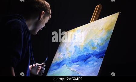 Artist kopist Farbe Marine mit Schiff im Ozean. Handwerker Dekorateur zeichnen wie Boot segeln am blauen Meer mit Acryl öl Farbe. Stockfoto