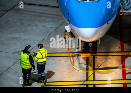 DŸsseldorf International Airport, DUS, Flugzeug am Gate, ist mit Bremse Blöcke gesichert, Stockfoto