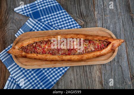 Traditionelles türkisches Gericht pita Rindfleisch - Kusbasili Pide. Türkischen Pide mit Cube. Stockfoto