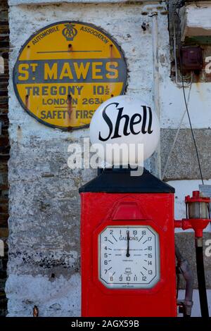 Klassische, altmodische Shell-Benzinpumpe und AA-Emailschild in St Mawes, Cornwall, Großbritannien Stockfoto