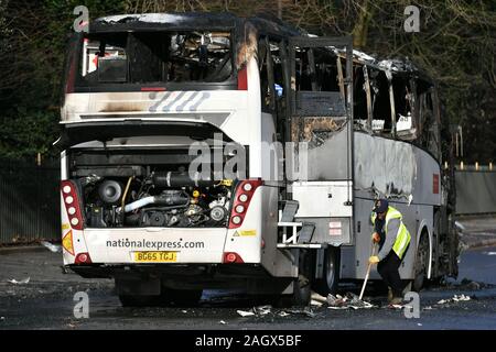 Die verbrannten Überreste eines Trainers in Queenstown Road, South West London, nachdem eine Person getötet und drei andere wurden in eine Kollision zwischen dem Coach und ein Auto in den frühen Morgenstunden verletzt. Stockfoto