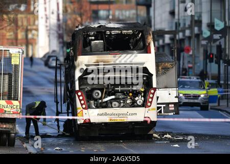 Die verbrannten Überreste eines Trainers in Queenstown Road, South West London, nachdem eine Person getötet und drei andere wurden in eine Kollision zwischen dem Coach und ein Auto in den frühen Morgenstunden verletzt. Stockfoto