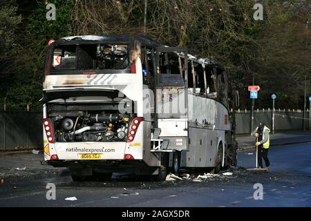 Die verbrannten Überreste eines Trainers in Queenstown Road, South West London, nachdem eine Person getötet und drei andere wurden in eine Kollision zwischen dem Coach und ein Auto in den frühen Morgenstunden verletzt. Stockfoto