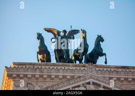 Winged Victory und Quadriga auf Altare della Patria in Rom Stockfoto