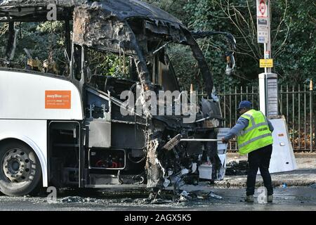 Die verbrannten Überreste eines Trainers in Queenstown Road, South West London, nachdem eine Person getötet und drei andere wurden in eine Kollision zwischen dem Coach und ein Auto in den frühen Morgenstunden verletzt. Stockfoto