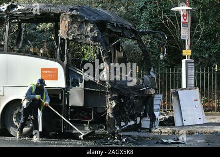 Die verbrannten Überreste eines Trainers in Queenstown Road, South West London, nachdem eine Person getötet und drei andere wurden in eine Kollision zwischen dem Coach und ein Auto in den frühen Morgenstunden verletzt. Stockfoto