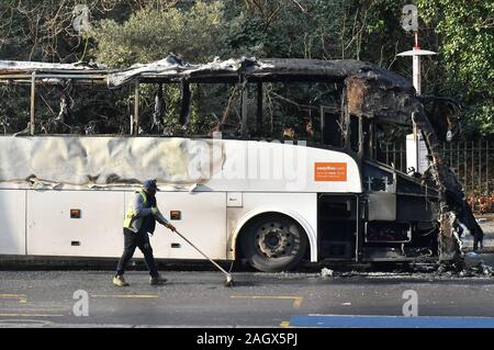 Die verbrannten Überreste eines Trainers in Queenstown Road, South West London, nachdem eine Person getötet und drei andere wurden in eine Kollision zwischen dem Coach und ein Auto in den frühen Morgenstunden verletzt. Stockfoto