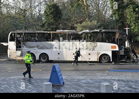 Die verbrannten Überreste eines Trainers in Queenstown Road, South West London, nachdem eine Person getötet und drei andere wurden in eine Kollision zwischen dem Coach und ein Auto in den frühen Morgenstunden verletzt. Stockfoto