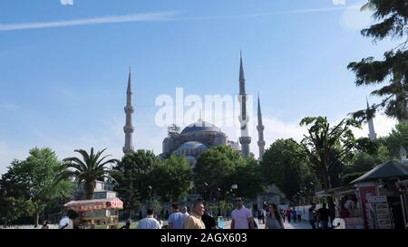 ISTANBUL, Türkei - 30. JULI 2019: Touristen entlang der geräumige City Square in der Nähe von schönen alten Blauen Moschee Sultanahmet Camii mit hohen Minaretten in Istanbul am 30. Juli in Istanbul Stockfoto