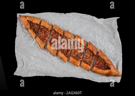 Traditionelles türkisches Gericht pita Rindfleisch - Kusbasili Pide. Türkischen Pide mit Cube. Stockfoto