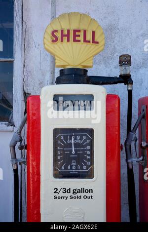 Klassische altmodische Shell Tankstelle und Zeichen in St. Mawes, Cornwall, Großbritannien Stockfoto