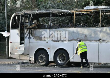 Die verbrannten Überreste eines Trainers in Queenstown Road, South West London, nachdem eine Person getötet und drei andere wurden in eine Kollision zwischen dem Coach und ein Auto in den frühen Morgenstunden verletzt. Stockfoto