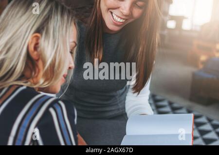 Junge erfolgreiche Frauen Kollegen besprechen gemeinsame Projekt, Coaching oder Psychotherapie in der modernen Loft Büro Stockfoto