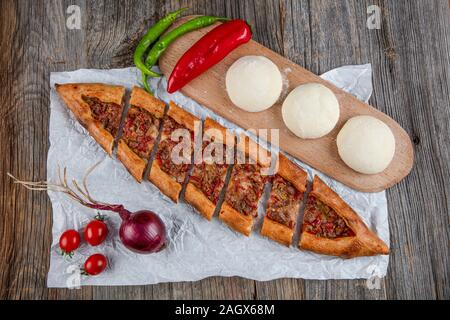 Traditionelles türkisches Gericht pita Rindfleisch - Kusbasili Pide. Türkischen Pide mit Cube. Stockfoto