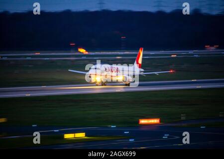 DŸsseldorf International Airport, DUS, Flugzeuge, die in der Nacht, Laudamotion, Stockfoto