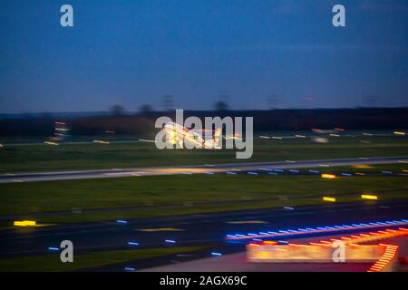 DŸsseldorf International Airport, DUS, Flugzeuge, die in der Nacht, Laudamotion, Stockfoto