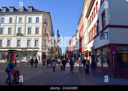 Heidelberg, Deutschland - 12. Oktober 2019: Überfüllte Straßen der mittelalterlichen Stadt Heidelberg. Stockfoto