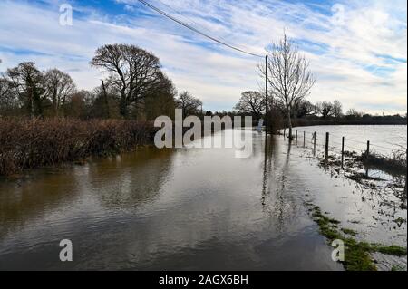 Lewes Großbritannien 22. Dezember 2019 - Überschwemmung um barcombe Mühlen in der Nähe von Lewes in East Sussex als mehr Wetter- und Hochwasserwarnungen haben über Großbritannien nach Tagen des Regens ausgestellt: Credit Simon Dack/Alamy leben Nachrichten Stockfoto
