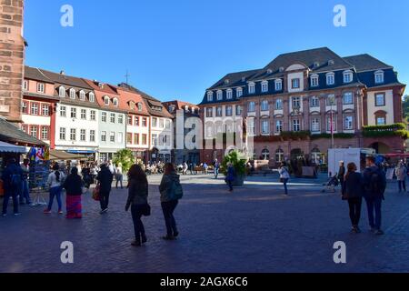 Heidelberg, Deutschland - 12. Oktober 2019: Überfüllte Straßen der mittelalterlichen Stadt Heidelberg. Stockfoto