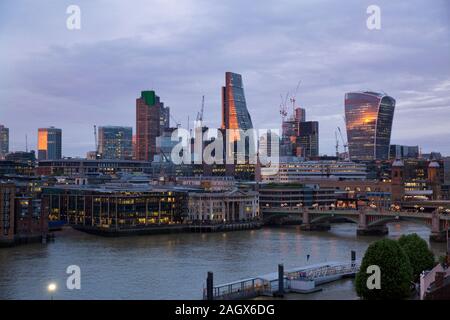 Blick über die Themse in London City sky-line Von der Tate Modern, die Southwark Bridge, Tower 42, die Walkie-talkie-Funktion und der Cheesegrater. Stockfoto