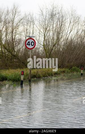 Earith, UK. 22 Dez, 2019. Der Fluss Great Ouse überschwemmungen Straßen und Ackerland nach mehreren Tagen Regen. Die Umweltagentur hat zahlreiche Hochwasserwarnungen in Großbritannien ausgestellt als der längere Zeit der nassen Winter Wetter hat große Ansammlungen von Wasser im Fluß-Systeme verursacht. Die Ouse Washes sind Teil der Moorlandzone drainage System und soll den von der Überschwemmung mit Wasser in die flache Landschaft zu lösen. Credit: Julian Eales/Alamy leben Nachrichten Stockfoto