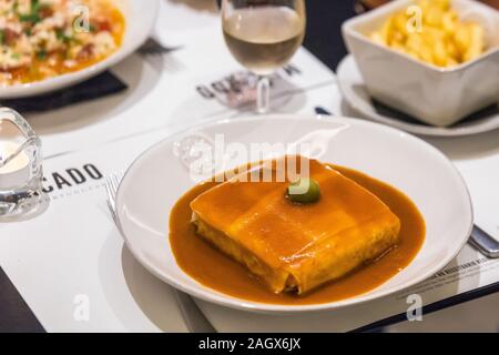 Lissabon, Portugal - MÄRZ, 03 2018: Typische Speisen, Oporto, Portugal, Die "francesinha" ist ein typisches Gericht der Stadt Porto, Portugal. Stockfoto