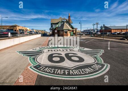 FLAGSTAFF, Arizona, USA - Januar 19, 2018: historische Bahnhof in Flagstaff. Es ist auf der Route 66 entfernt und ist früher bekannt als Atchison, Topeka eine Stockfoto