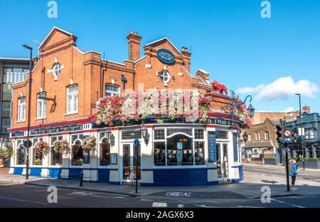 Red Lion & Ananas (ein Wetherspoon Pub) an der Ecke Gunnersbury Lane und High Street. Acton, London, W3, England, UK. Stockfoto