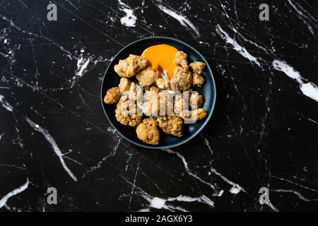 Karaage im japanischen Stil gebratenes Huhn mit Sauce/Karaagedon. Traditionelle Speisen. Stockfoto