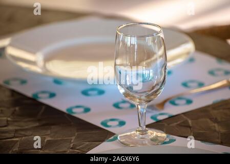 Leere geschirr Tisch im Restaurant mit Glas und Platte, Sommer romantischen Stil in blau und braun Farben Stockfoto