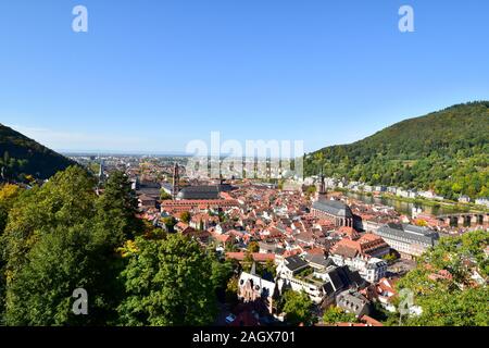 Rundblick auf Heidelberg mit alter Brücke über den Neckar. Stockfoto