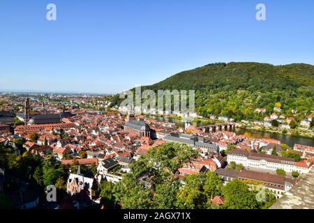 Rundblick auf Heidelberg mit alter Brücke über den Neckar. Stockfoto