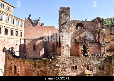 Heidelberg, Deutschland - 12. Oktober 2019: Touristen an der Altstadt. Stockfoto