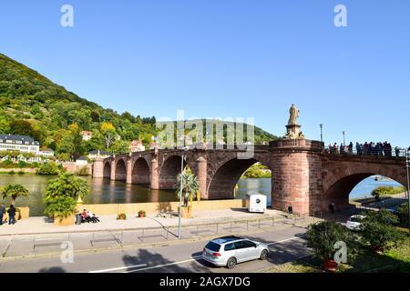 Heidelberg, 12. Oktober 2019: Touristen auf der Karl-Theodor-Brücke (deutsch: Karl-Theodor-Brücke), die im Allgemeinen als Alte Brücke (alte Brüc Stockfoto