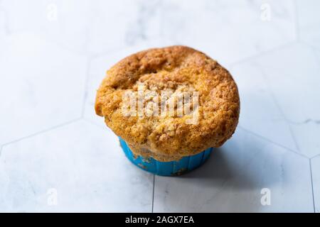 Hausgemachte Herbst Kürbis Muffin mit Haselnuss Pulver und gefüllt mit Apfelscheiben. Süße Snacks. Stockfoto