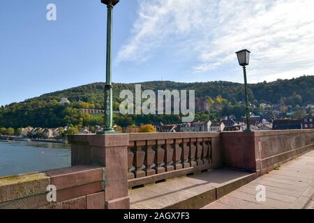 Panoramablick auf Heidelberg mit Schloss von alter Brücke. Stockfoto