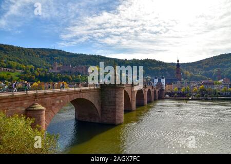 Heidelberg, Deutschland - 12. Oktober 2019: Touristen auf der Karl-Theodor-Brücke, die auch als Alte Brücke bekannt ist. Stockfoto