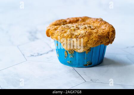 Hausgemachte Herbst Kürbis Muffin mit Haselnuss Pulver und gefüllt mit Apfelscheiben. Süße Snacks. Stockfoto