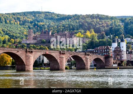 Heidelberg, Deutschland - 12. Oktober 2019: Touristen auf der Karl-Theodor-Brücke, die auch als Alte Brücke bekannt ist. Stockfoto