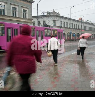 Lettland, Liepaja - 18. Mai: Liepaja an der Ostsee entfernt. Sicht der öffentlichen Stop im regnerischen waren drei Frauen werden am violetten Straßenbahn am 18. Mai 20. Stockfoto