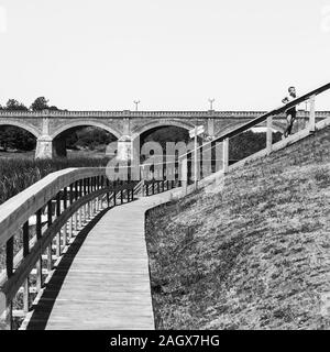 Blick auf die gemauerte Brücke über den Fluss Venta in Kuldiga. Stockfoto