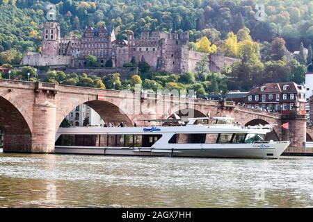 Heidelberg, Deutschland - 12. Oktober 2019: Touristen auf der Karl-Theodor-Brücke, die auch als Alte Brücke bekannt ist. Stockfoto