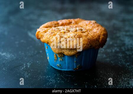 Hausgemachte Herbst Kürbis Muffin mit Haselnuss Pulver und gefüllt mit Apfelscheiben. Süße Snacks. Stockfoto