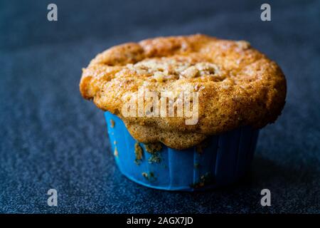 Hausgemachte Herbst Kürbis Muffin mit Haselnuss Pulver und gefüllt mit Apfelscheiben. Süße Snacks. Stockfoto