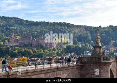 Heidelberg, Deutschland - 12. Oktober 2019: Touristen auf der Karl-Theodor-Brücke, die auch als Alte Brücke bekannt ist. Stockfoto