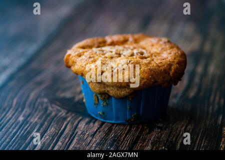 Hausgemachte Herbst Kürbis Muffin mit Haselnuss Pulver und gefüllt mit Apfelscheiben. Süße Snacks. Stockfoto